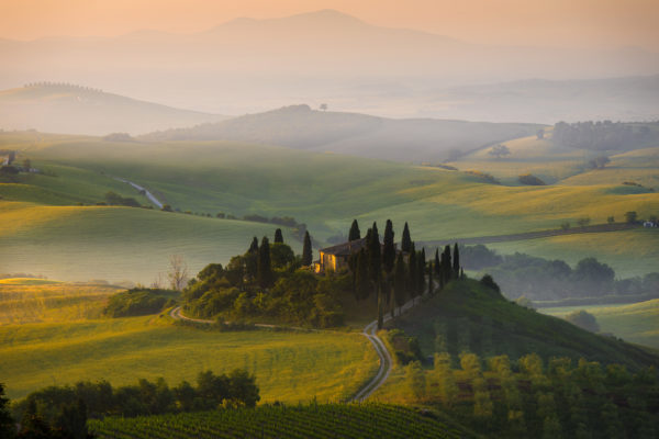 house-in-tuscany-in-the-early-morning-2022-02-02-03-48-11-utc