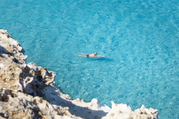 men-swiming-in-the-shore-of-torre-dell-orso-2021-08-26-15-47-11-utc